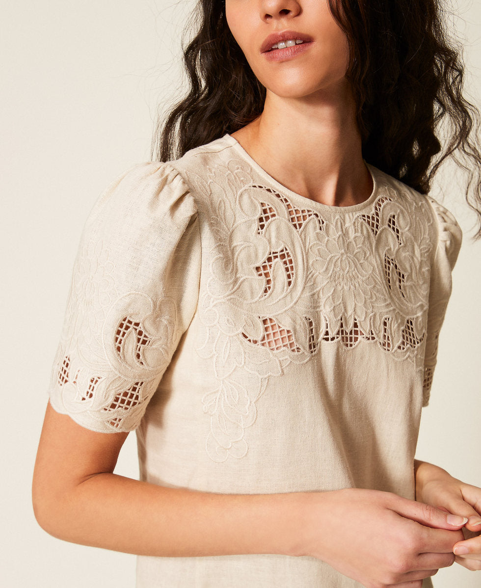 Robe courte en lin mélangé avec broderie