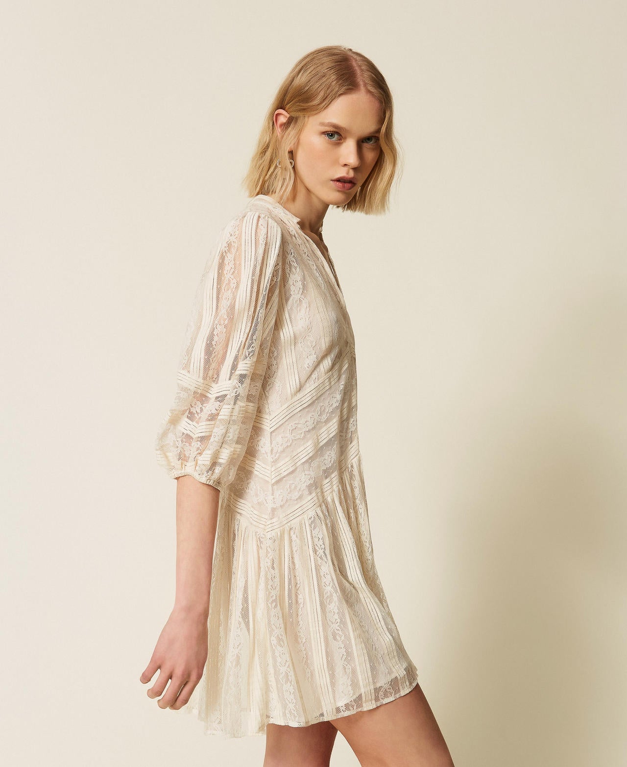 Robe courte en dentelle avec rayures