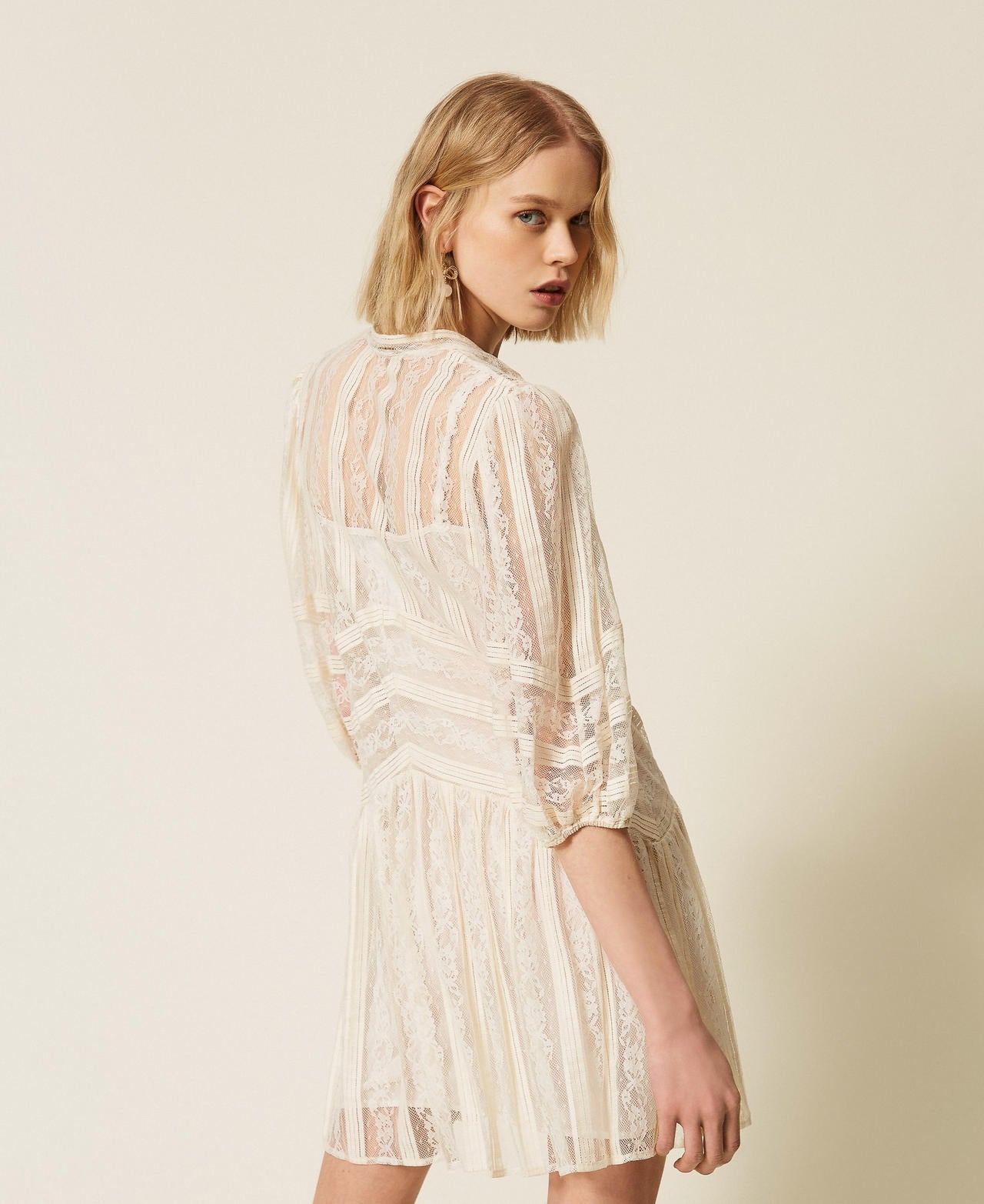 Robe courte en dentelle avec rayures