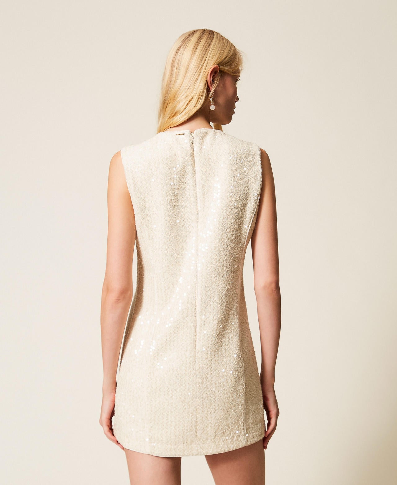 Robe courte en tissu bouclé avec sequins