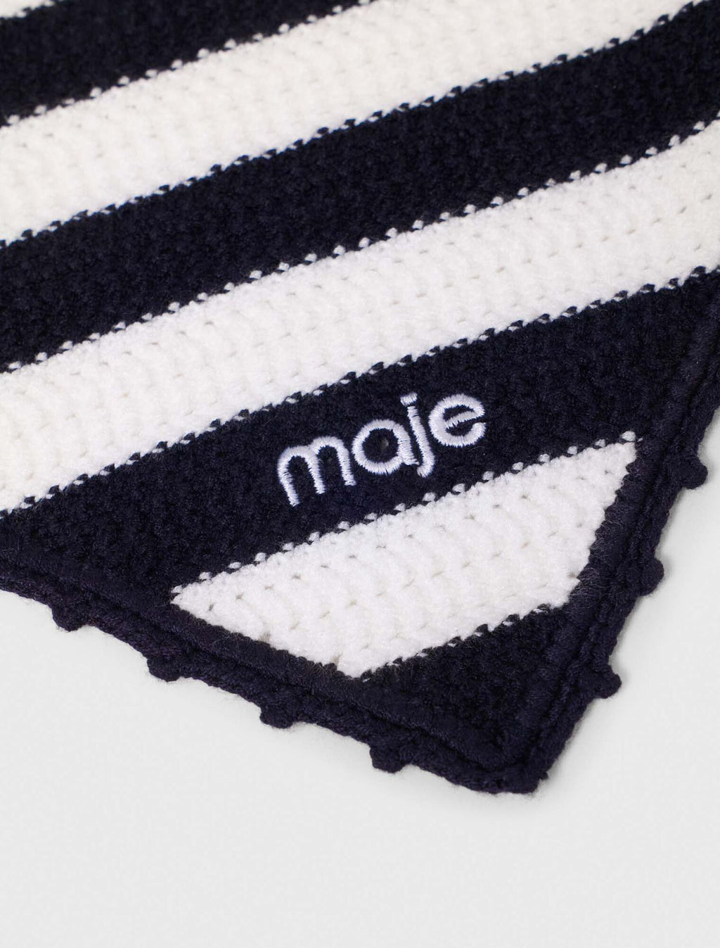 Triangle à rayures en maille