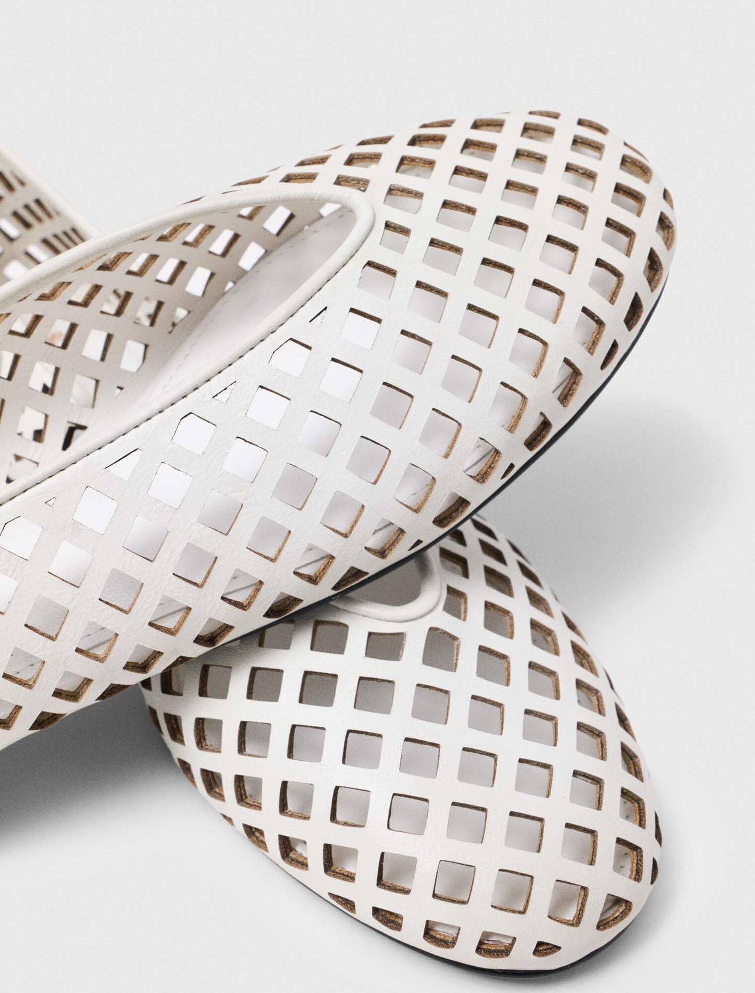 Ballerines en cuir perforé