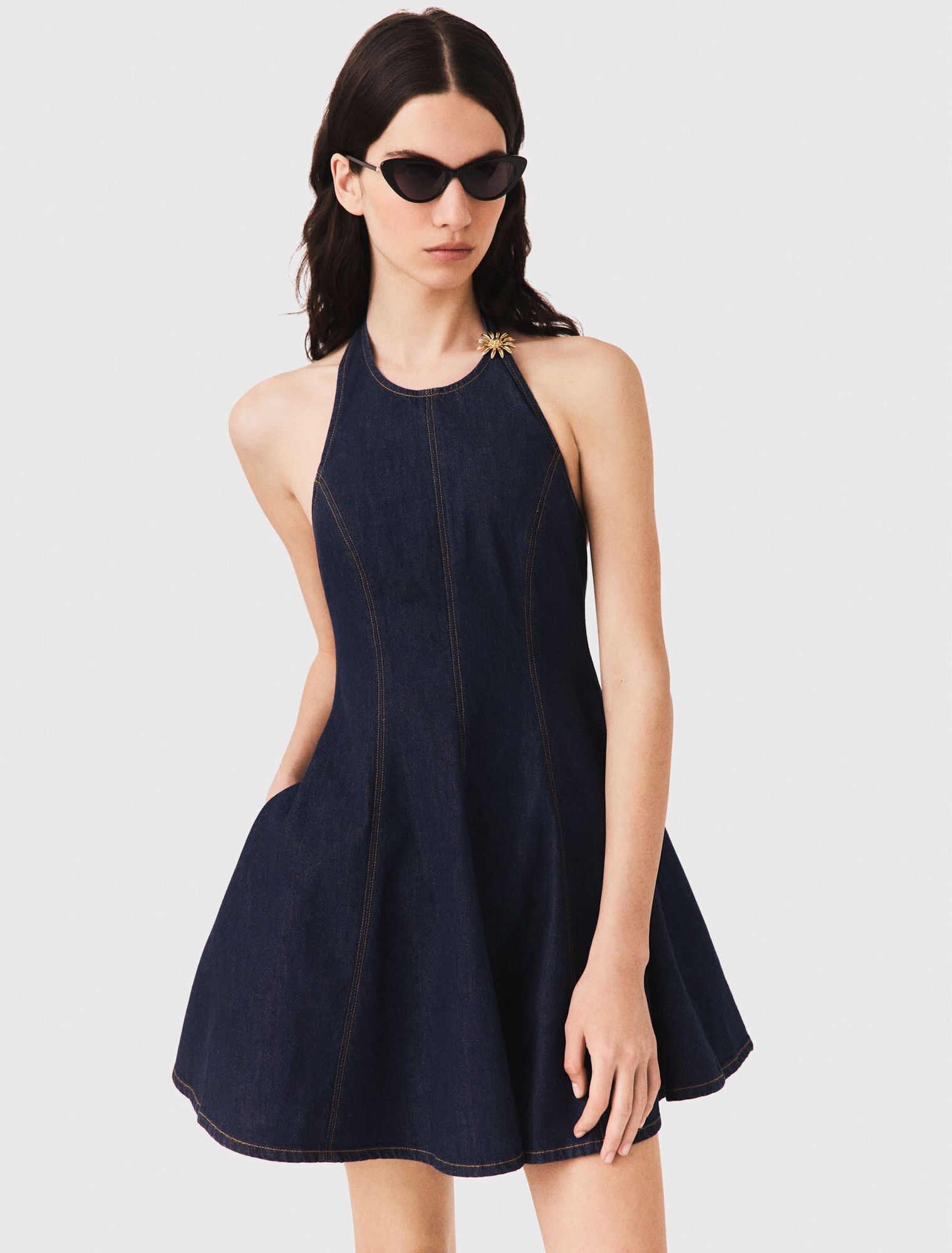 Robe courte en denim avec broche