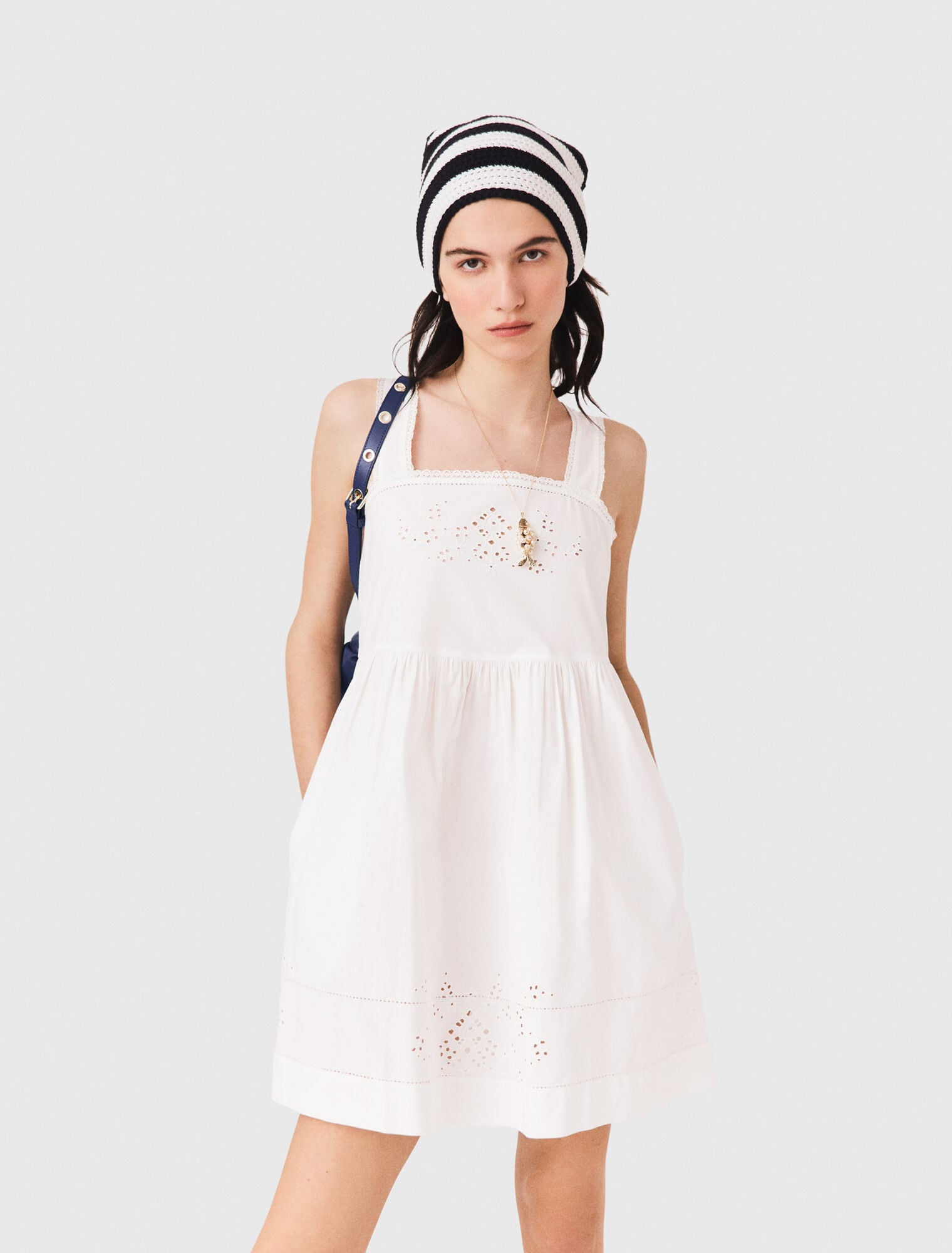 Robe courte avec galons en dentelle