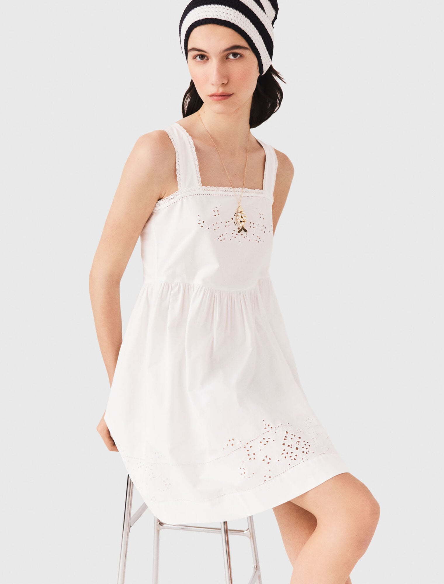 Robe courte avec galons en dentelle