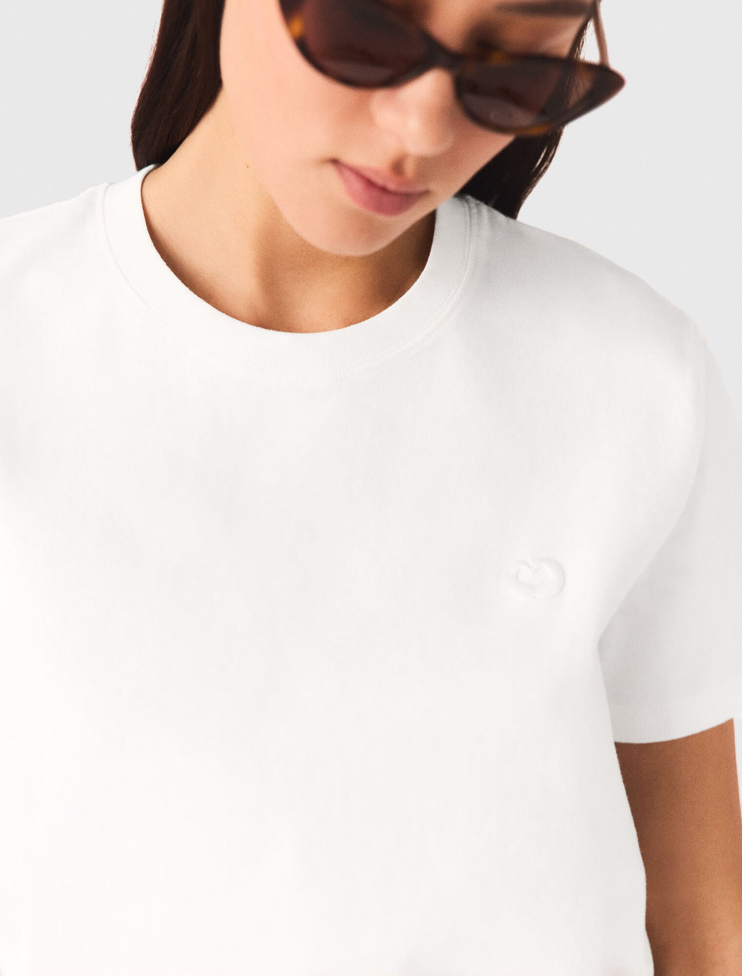 Tee shirt avec petit logo brodé